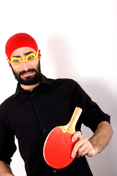 戴着游泳帽打乒乓球的男人图片下载