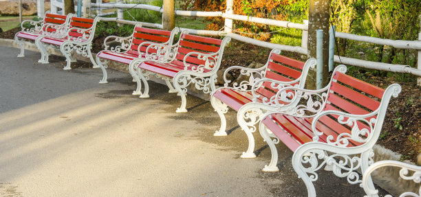 铁公园的长凳上图片下载