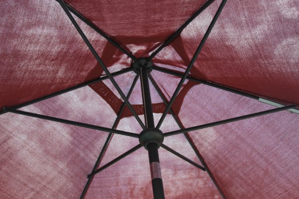 云穿过甲板伞图片下载