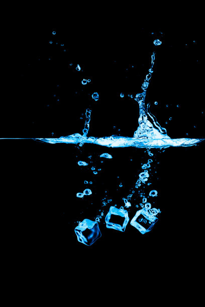 水中的冰块图片下载