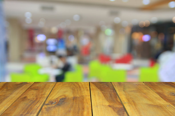 木桌和抽象照片模糊咖啡店的背景。图片下载
