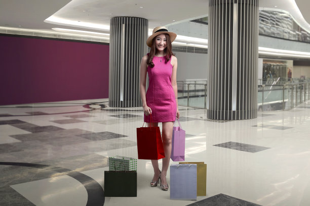 快乐兴奋的亚洲女人拿着购物袋帽子图片下载