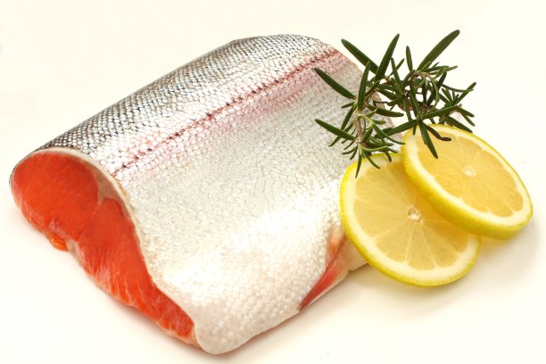 生鲑鱼，柠檬和迷迭香图片下载