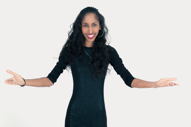 美丽的女人在不同的衣服做不同的表情:欢迎图片下载