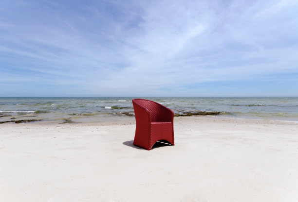 海滩上的红椅子图片下载
