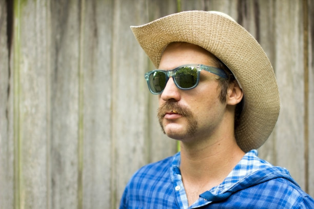 木制背景下的牛仔图片下载