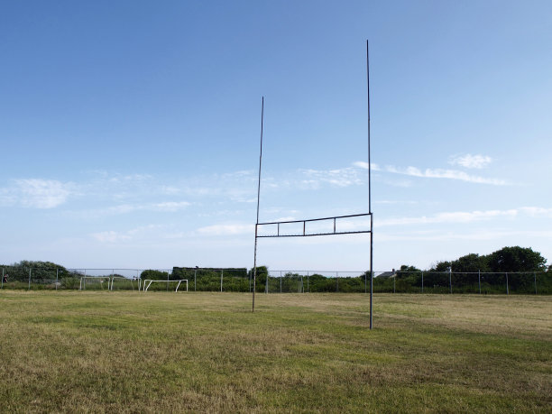 足球运动场上的门柱图片下载