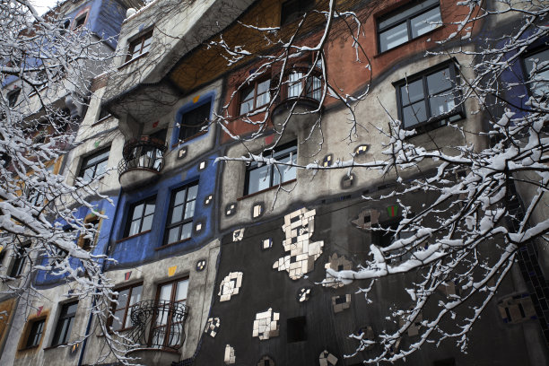 雪从奥地利的房子前面图片下载