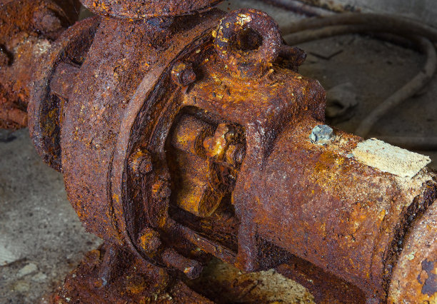 生锈的旧水泵图片下载