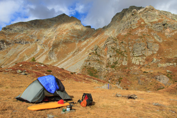 阳光明媚的秋天的营地图片下载