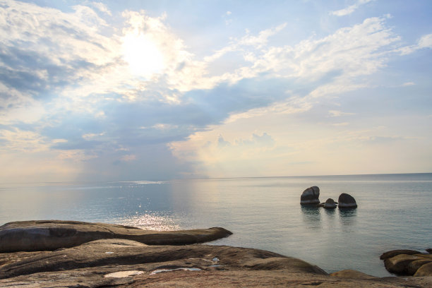 晨雾缭绕，光线柔和图片下载