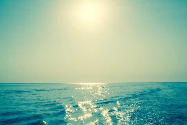 海面上升起的太阳，美丽的散景和夏日的背景图片下载