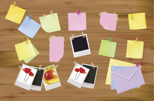 贴在木头上的便利贴和相纸图片下载