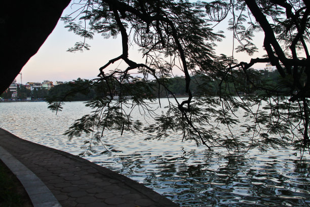 越南河内还剑湖的日落图片下载