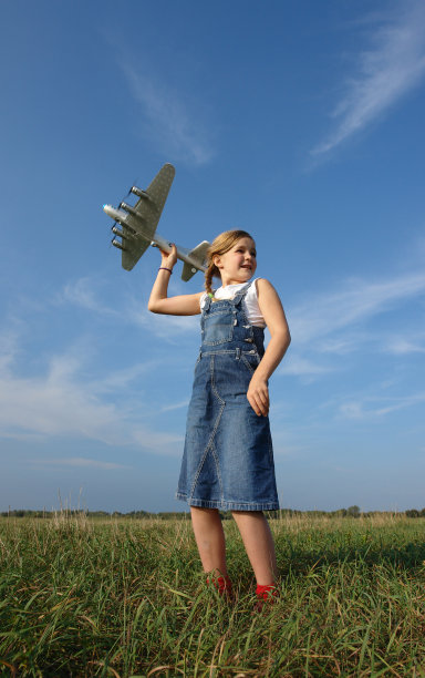 参加飞机模型的女孩图片下载