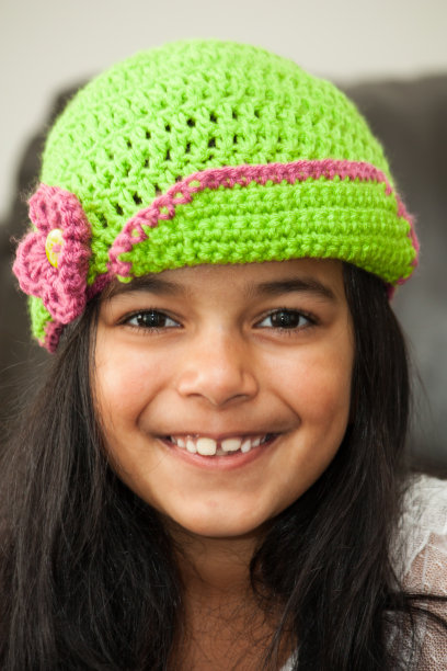戴钩编帽子的女孩图片下载