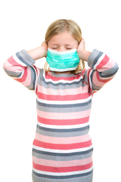 漂亮的生病女孩用口罩为孩子保护流感。图片下载