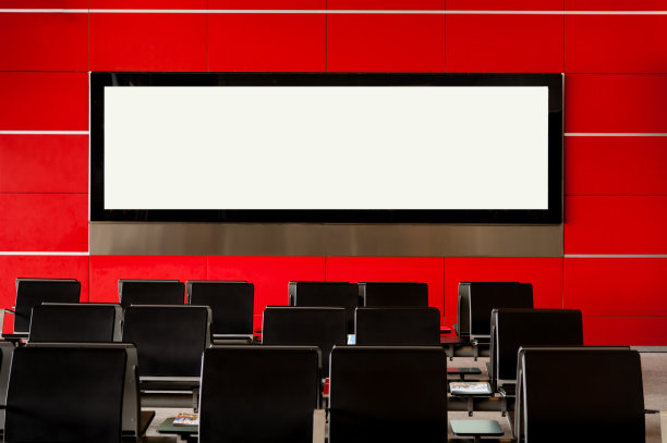 现代红墙上的空白广告牌图片下载