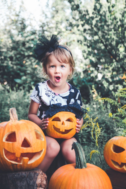 万圣节。孩子穿着黑色和南瓜灯图片下载