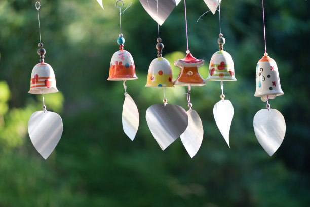 近距离观看许多美丽的时钟挂作为新年玩具。图片下载