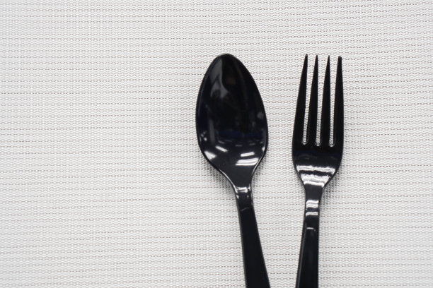 孤立的一对塑料勺和叉子在白色的背景图片下载