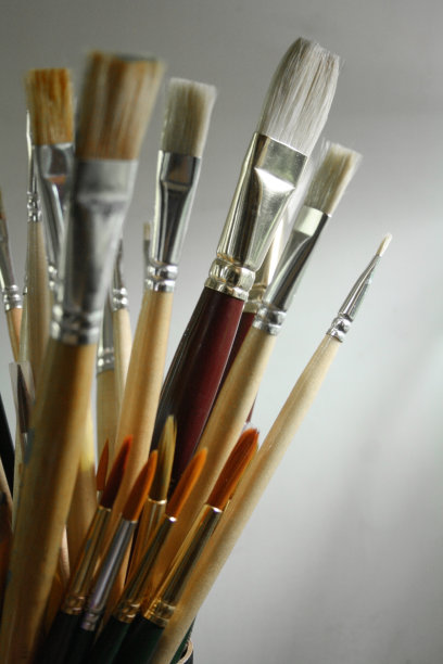 在灰色的背景下，画笔以很好的方式排列图片下载