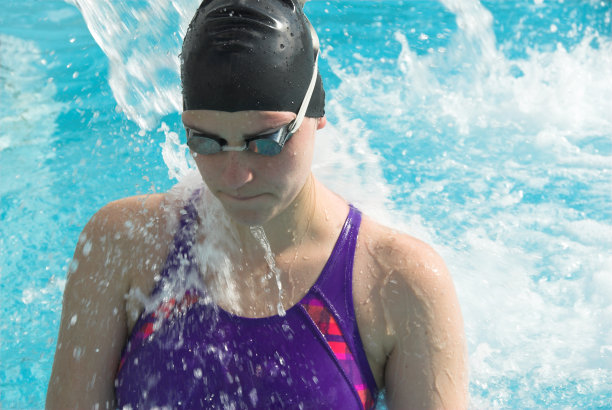 在水中放松图片下载