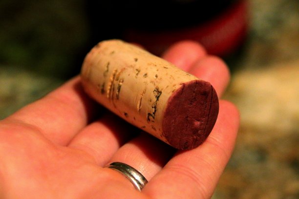 背景是褪色的酒瓶软木塞图片下载
