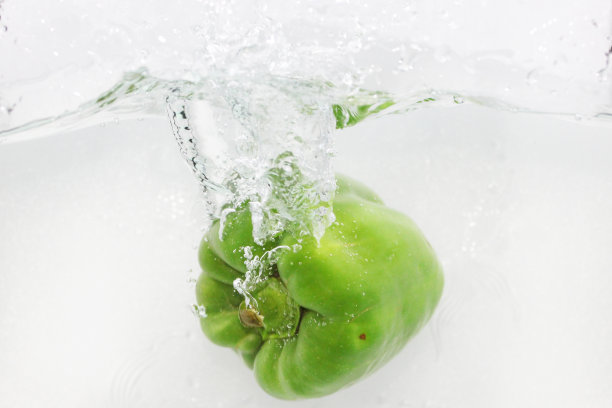 水里的甜椒图片下载