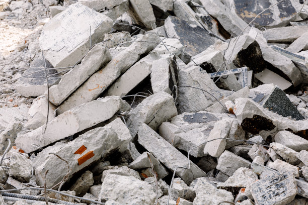 混凝土碎片堆积成墙。图片下载
