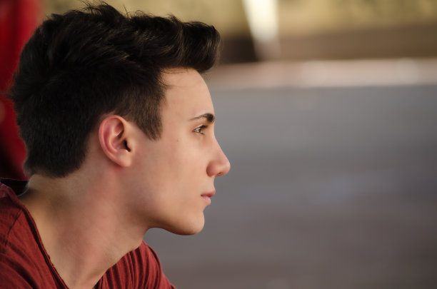 英俊的年轻人的侧面肖像户外图片下载