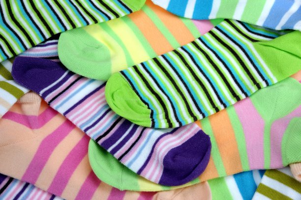 许多双彩色条纹袜子孤立在白色上图片下载