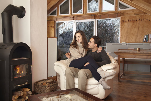 女人坐在男人的腿上，旁边是篝火图片下载