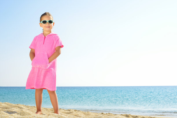 海滩上可爱的女孩图片下载