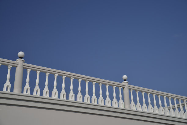 蓝天下的白色露台图片下载