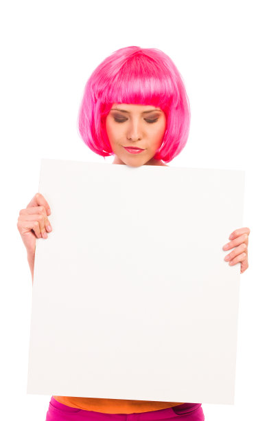 美丽的年轻女子看着空白的白板。图片下载