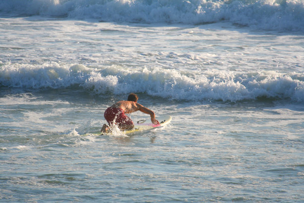 救生员划着桨进行救援图片下载