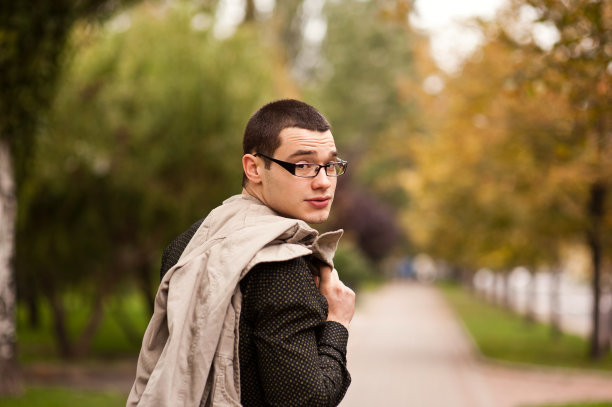 公园里的男人图片下载