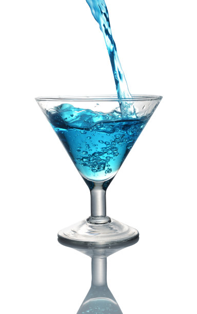 倒入一杯蓝色的酒精鸡尾酒图片下载