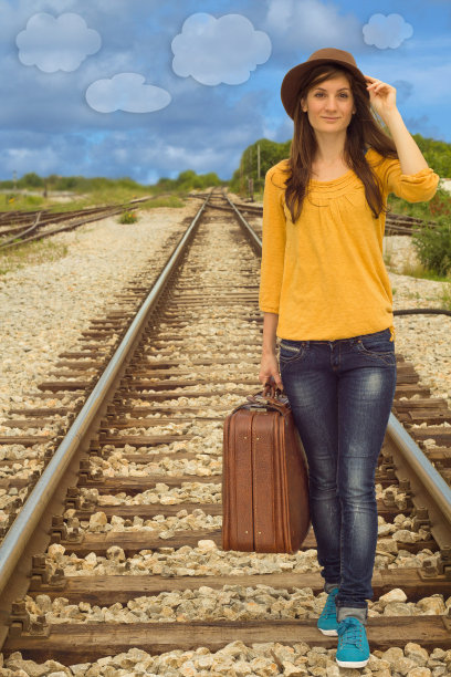 在卡通风格的铁路轨道上，一个孤独的女孩拿着手提箱图片下载