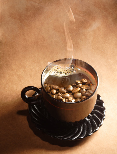 桌上有一只黑色的复古杯子，里面装着谷物和咖啡图片下载