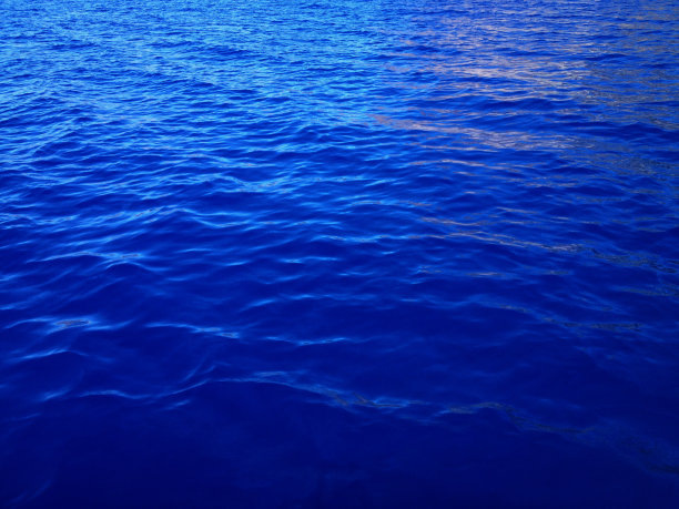 深蓝色的水图片下载