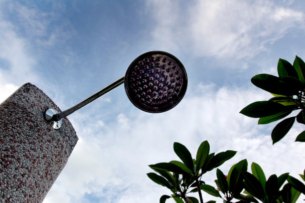 特写镜头:户外莲蓬头图片下载