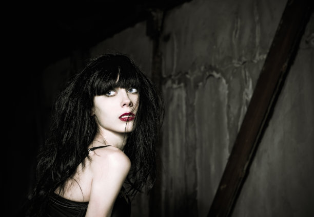 美丽的哥特女孩回望的肖像图片下载