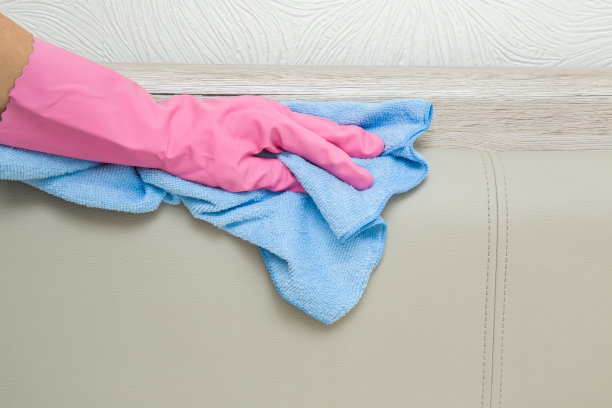 用抹布清洁皮革区域。软垫家具。早期的春季大扫除。图片下载