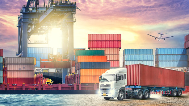 夕阳下船厂集装箱货轮、货机与工作吊车桥的物流进出口背景与运输行业图片下载