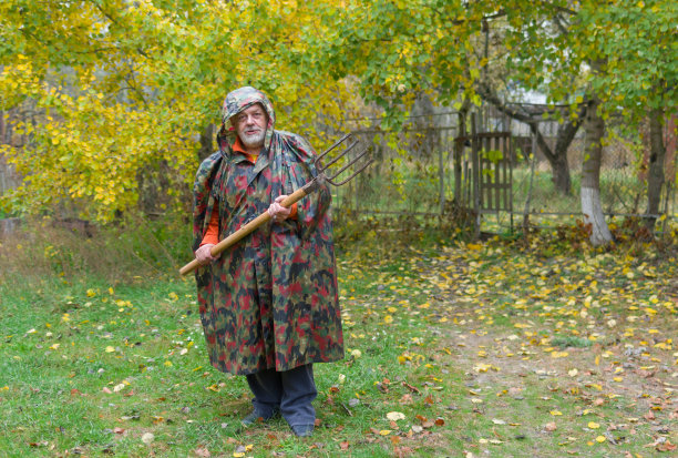 老人愉快地保卫他的农庄图片下载