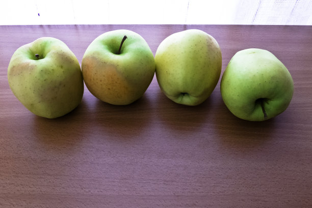 苹果在一行。图片下载