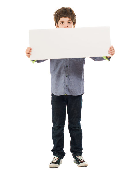 拿着标语牌的男孩的肖像图片下载