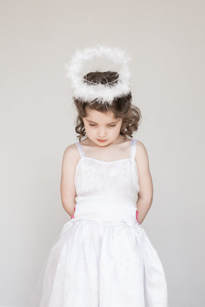 装扮成天使的小女孩图片下载